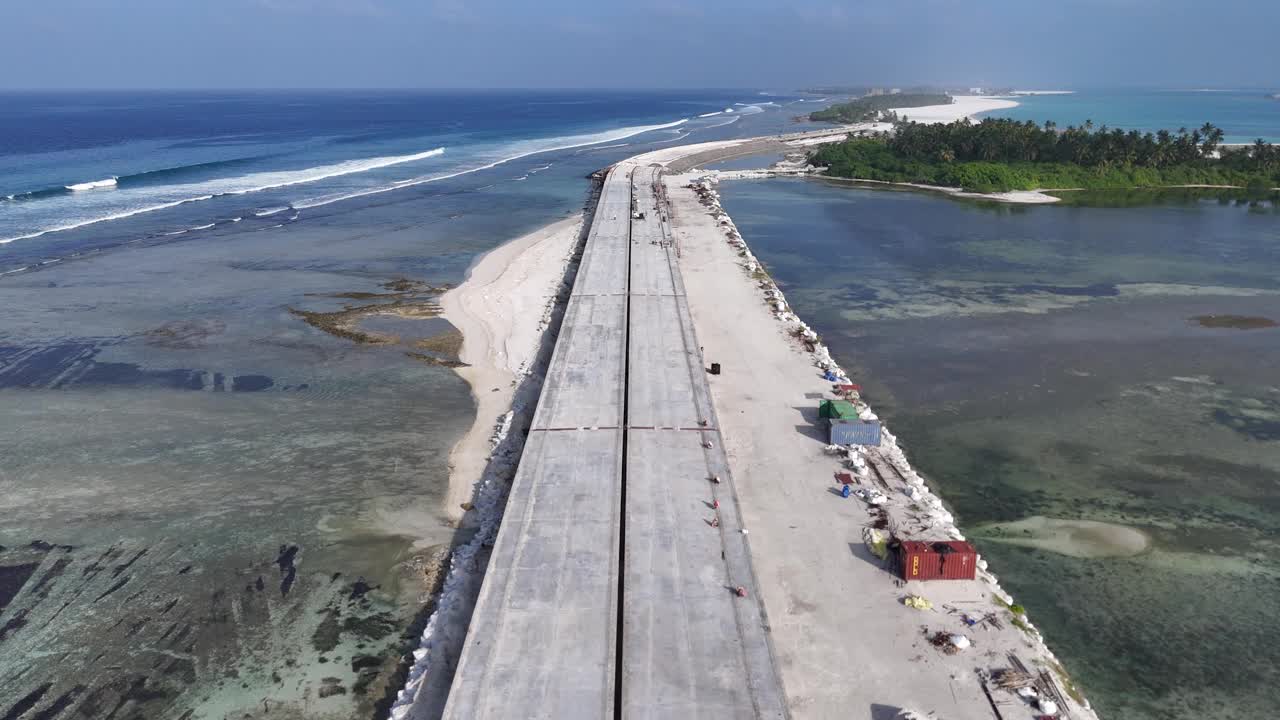 马尔代夫沿海发展的鸟瞰图，有道路和棕榈树。视频素材