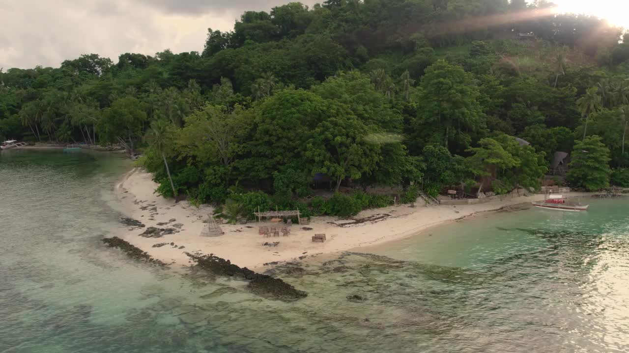 鸟瞰菲律宾热带海滩，绿松石般的海水和郁郁葱葱的森林。视频素材