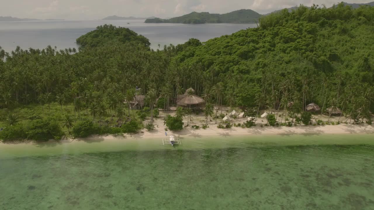 热带生态度假胜地鸟瞰图，清澈的海水，沙滩，菲律宾。视频素材