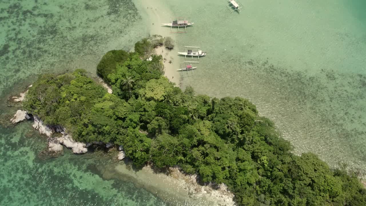 鸟瞰维甘岛碧绿的海水，沙滩，菲律宾。视频素材