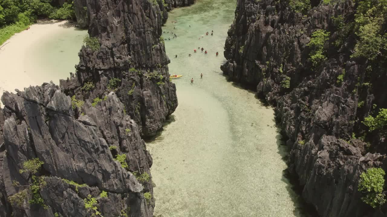 鸟瞰绿松石泻湖和海滩，菲律宾。视频素材