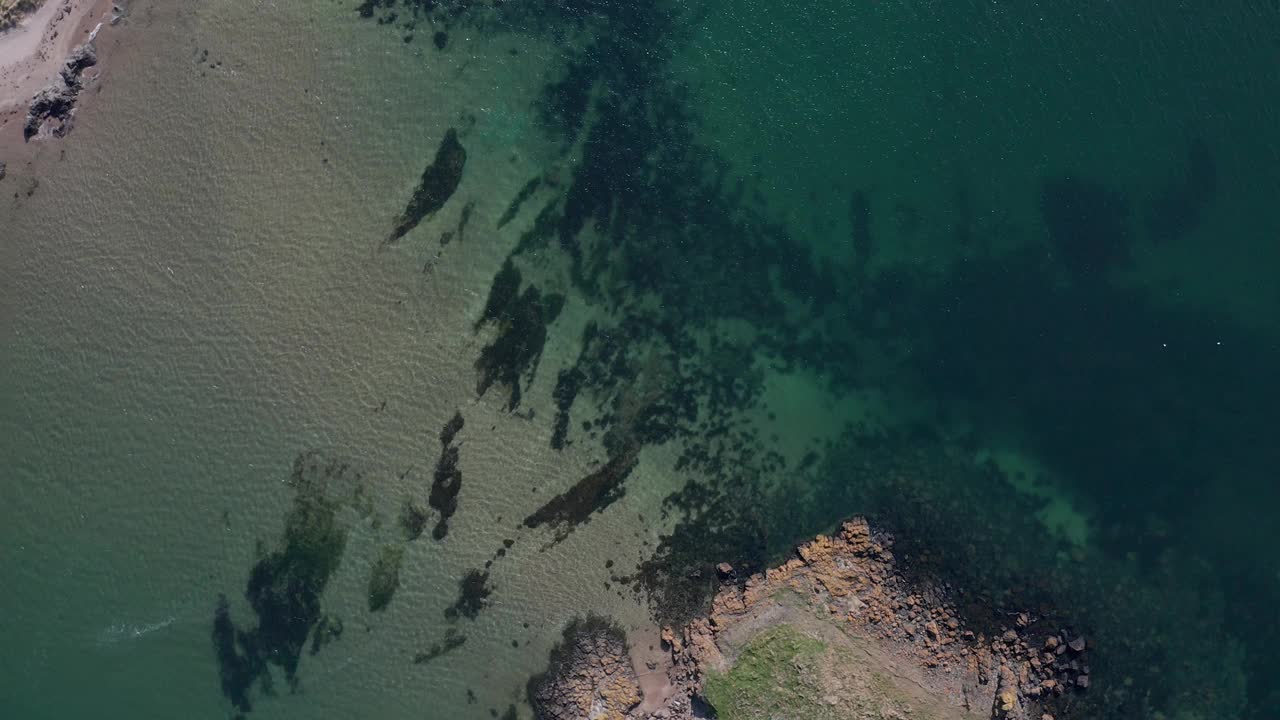 鸟瞰宁静的海滩与岩石海岸，苏格兰。视频素材