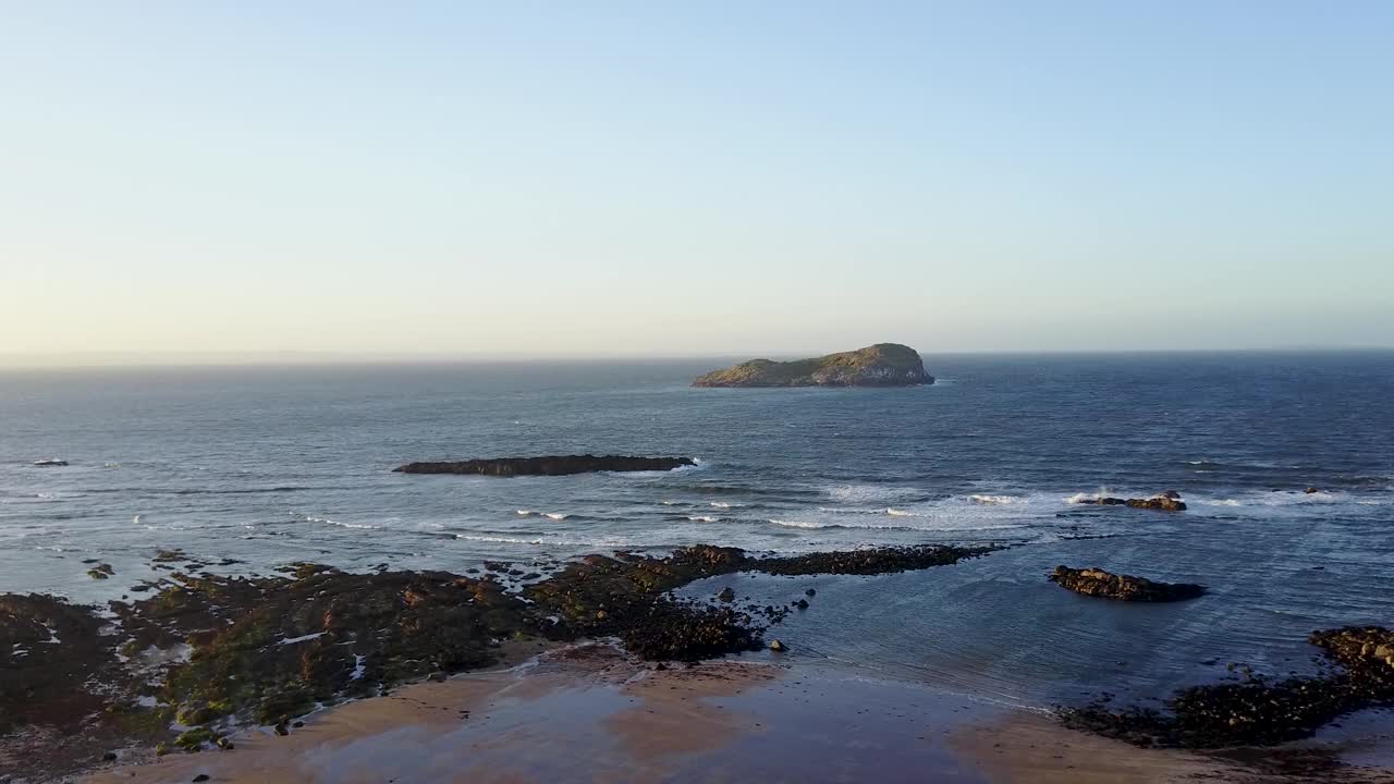 鸟瞰宁静的岛屿，岩石海岸，平静的海洋，苏格兰。视频素材