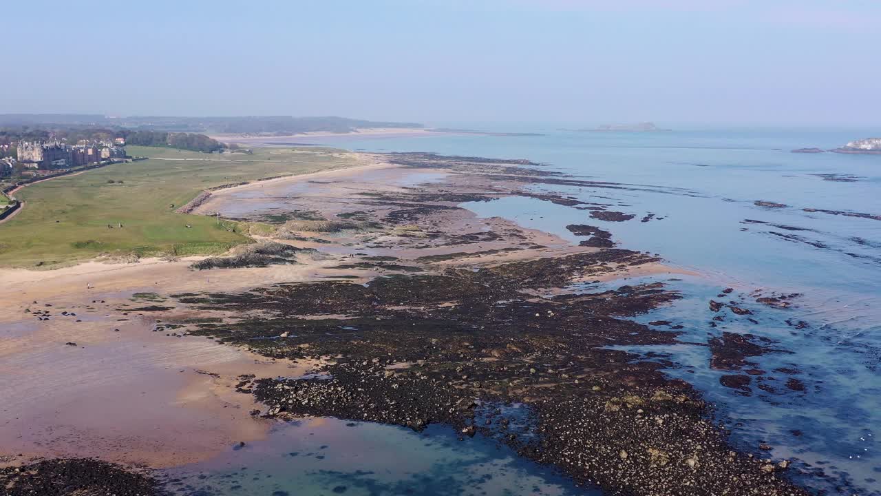 西海滩鸟瞰图，沙滩海岸线，平静的海洋，英国。视频素材