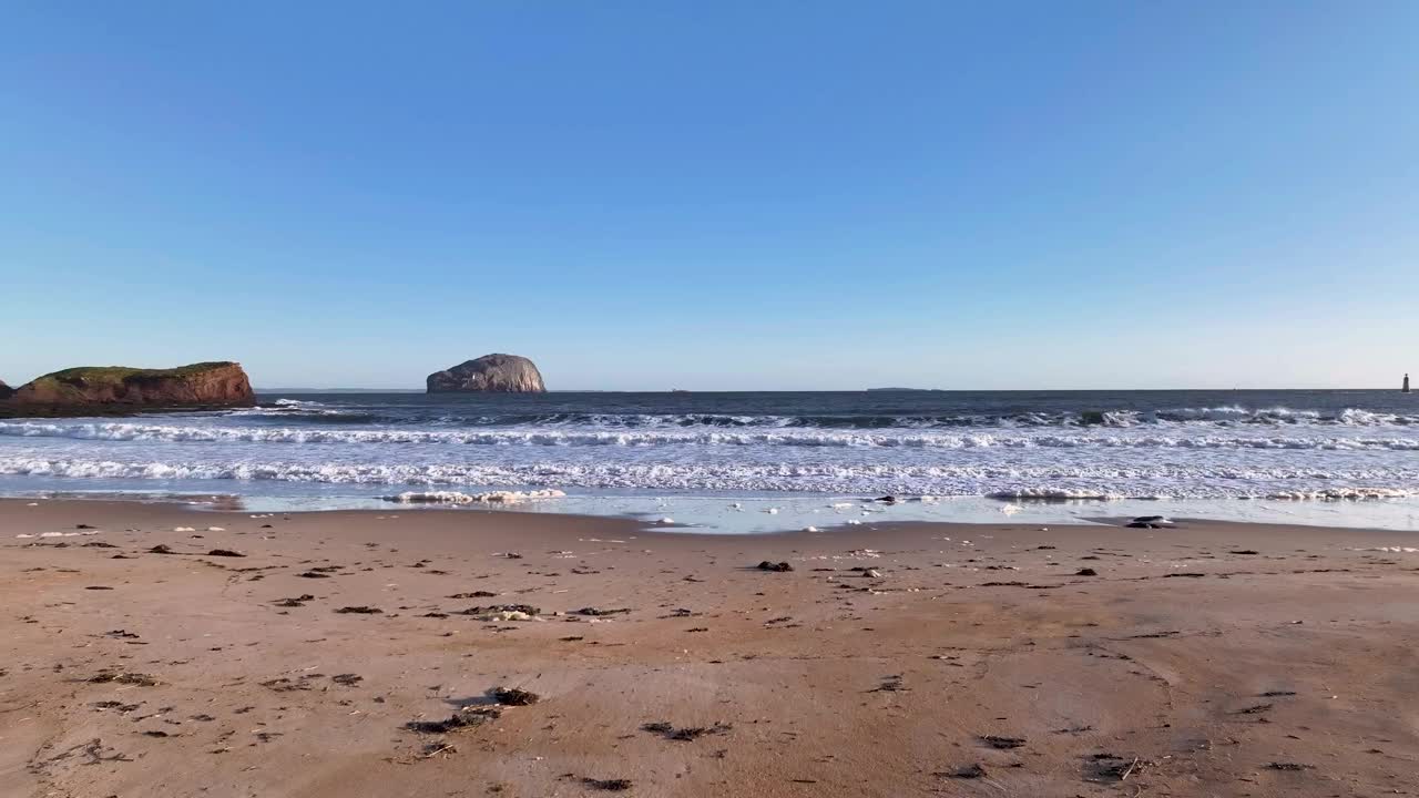 俯瞰海浪和海岸的海边悬崖鸟瞰图，苏格兰。视频素材