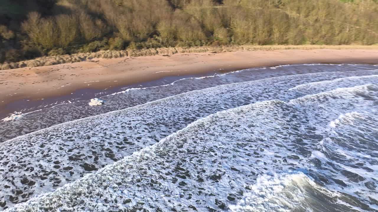 鸟瞰宁静的海崖和沙滩在北贝里克，苏格兰。视频素材