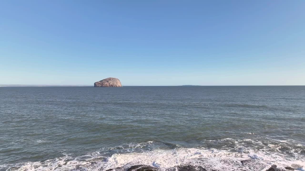 鸟瞰岩石悬崖，俯瞰大海和岛屿，苏格兰。视频素材