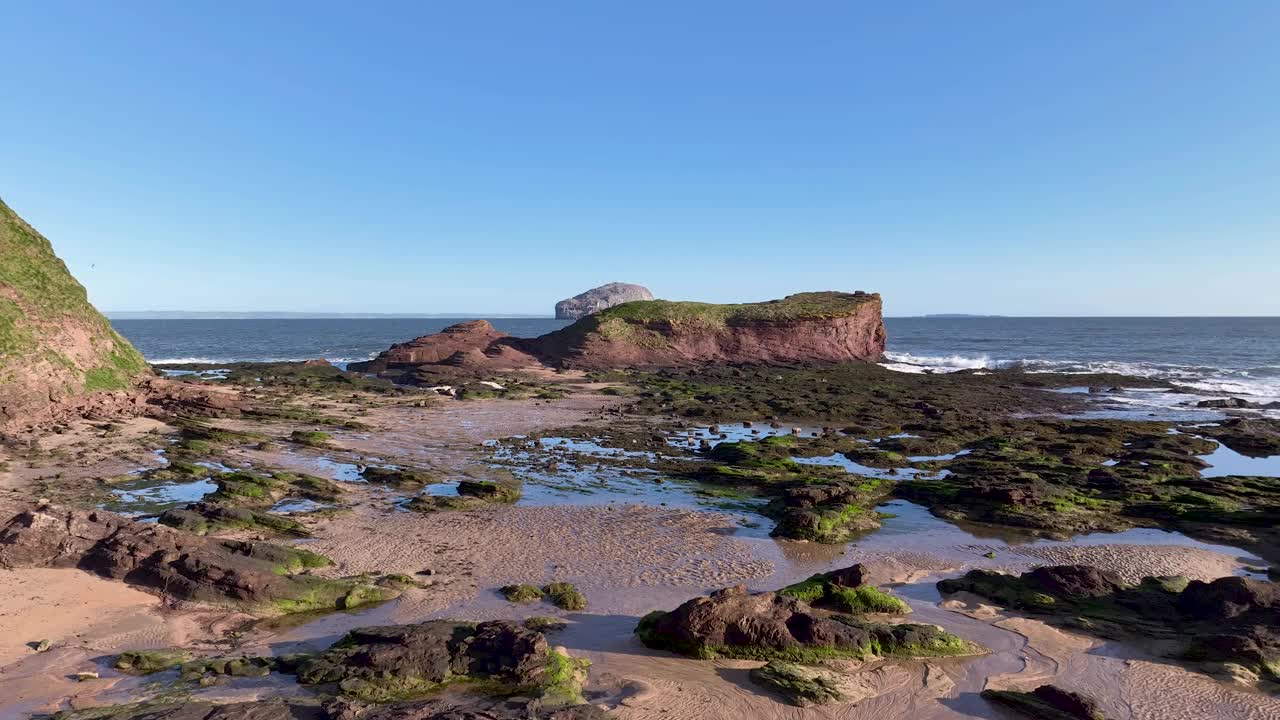 鸟瞰海崖与岩石海岸线和海洋，北贝里克，苏格兰。视频素材