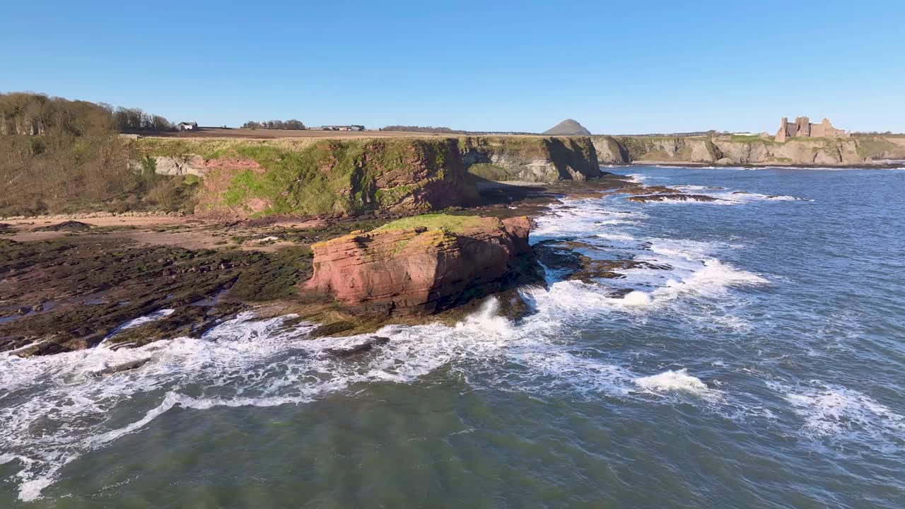 鸟瞰崎岖的悬崖和海浪在海崖，苏格兰。视频素材