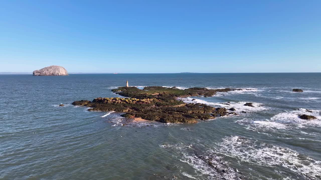 鸟瞰图，岩石海岸线与岛屿和海浪，英国。视频素材