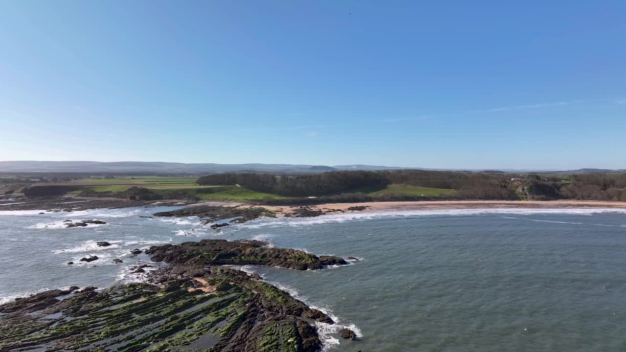 鸟瞰宁静的海滩和崎岖的悬崖在海崖，英国。视频素材