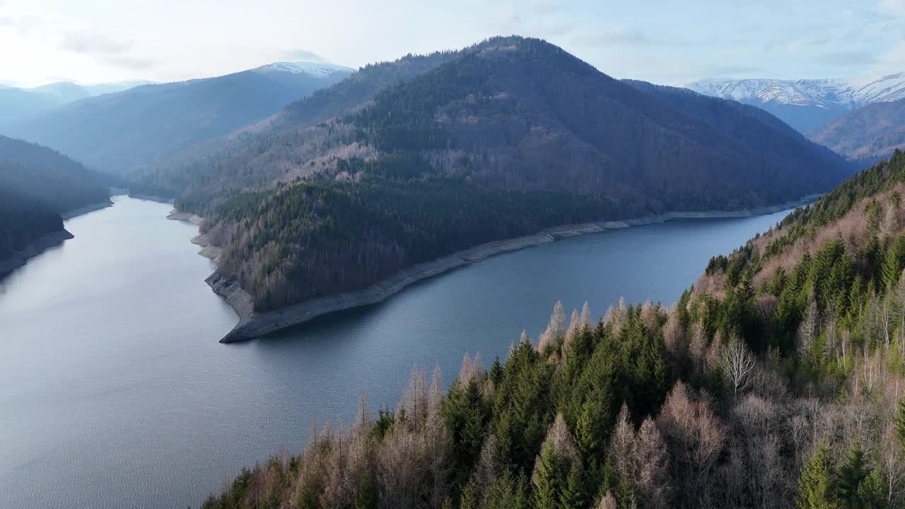 鸟瞰劳索尔湖，周围环绕着郁郁葱葱的青山视频素材