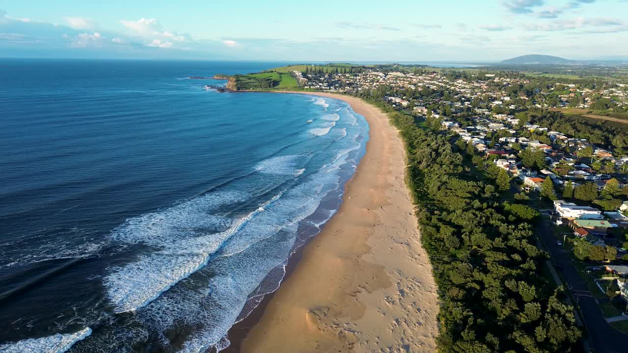 威利海滩的景观景观，海岸线与住宅社区郊区海岬，由海洋Gerringong Kiama澳大利亚南海岸旅游旅游的性质视频素材