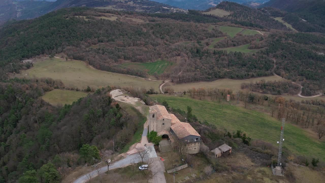 sant pere de casserres教堂及周边景观，宁静的乡村风光，鸟瞰图视频素材