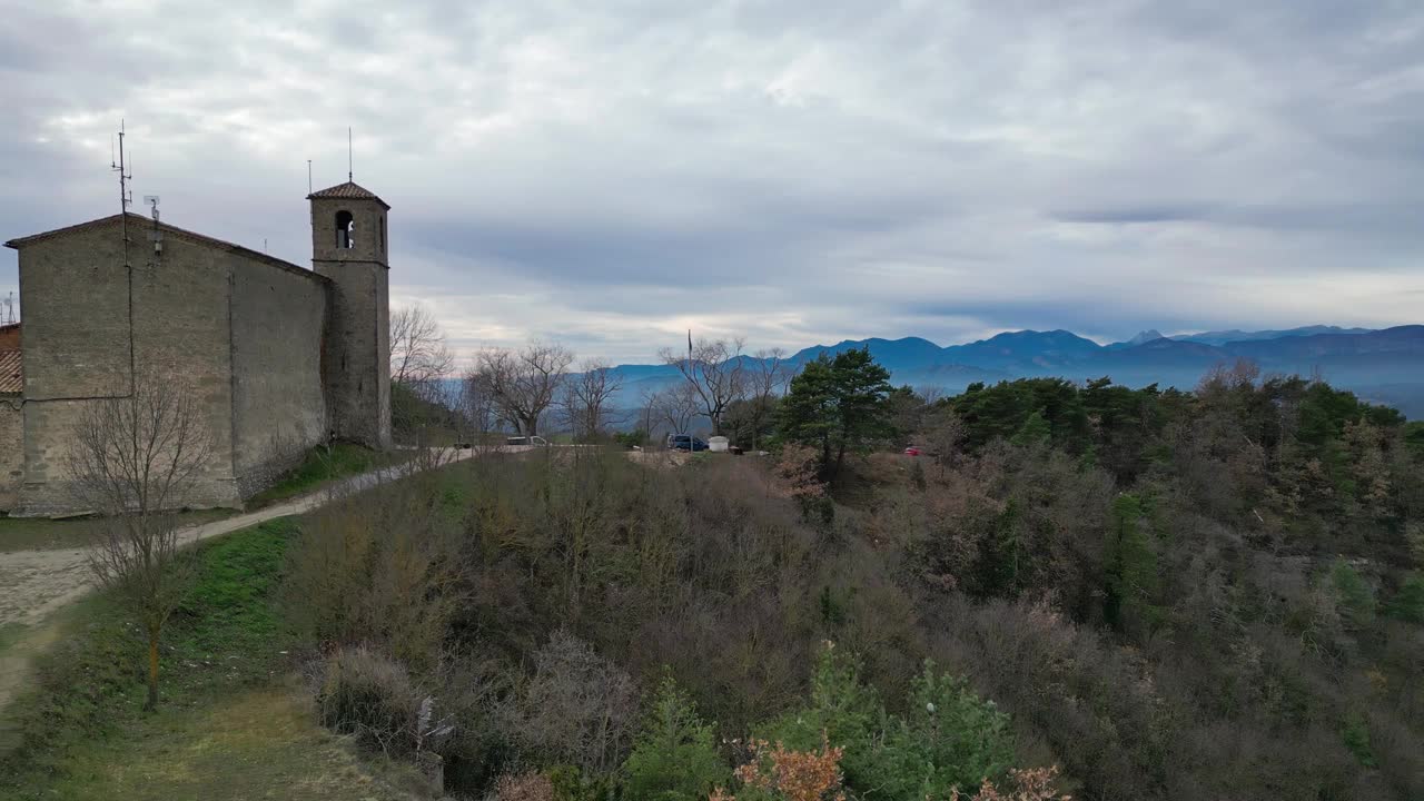 历史悠久的圣Pere de Casserres教堂在西班牙巴塞罗那郁郁葱葱的风景视频素材