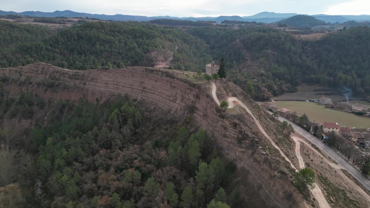 巴塞罗那奥里斯塔斯老城，蜿蜒的道路和郁郁葱葱的山林，鸟瞰图视频素材