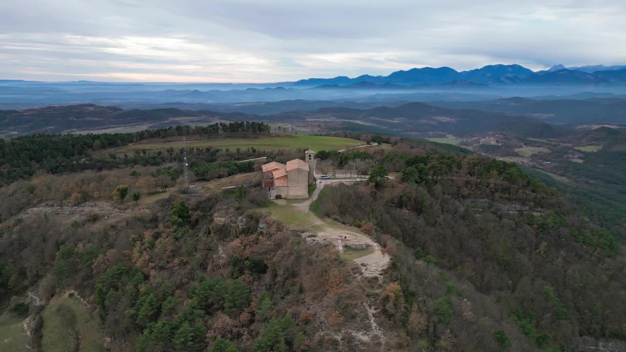 圣佩雷教堂在巴塞罗那周围的风景秀丽的山地景观，鸟瞰图视频素材