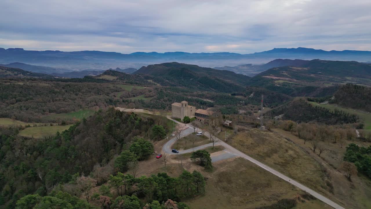 巴塞罗那乡村圣佩雷教堂鸟瞰图，背景是山脉视频素材