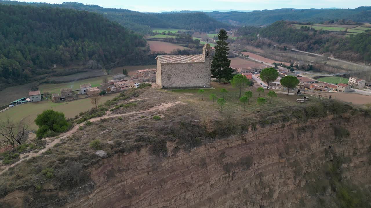 巴塞罗那奥里斯塔斯老城，悬崖上的历史建筑，鸟瞰图视频素材