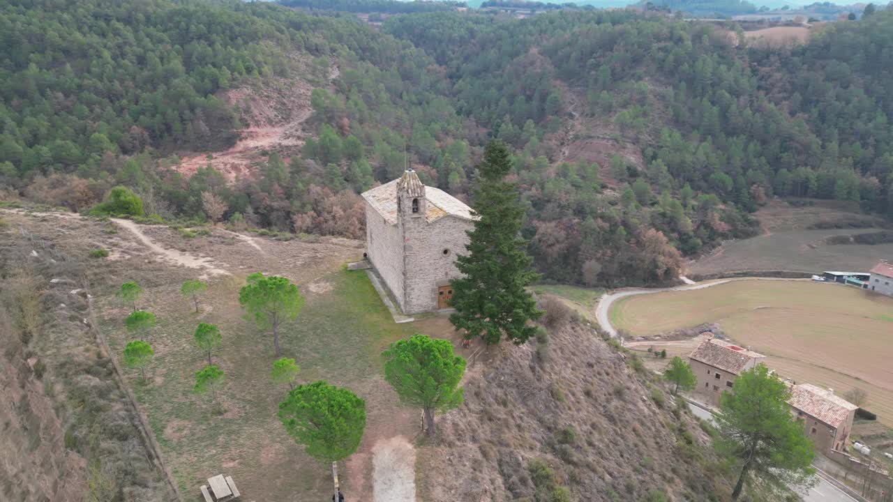 奥里斯塔斯老城一座历史悠久的石头建筑，四周绿意盎然。鸟瞰图视频素材