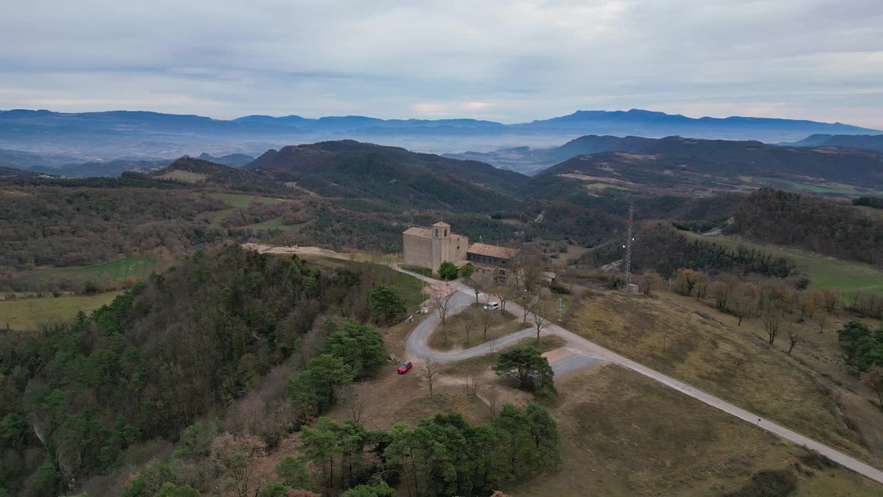 圣佩雷教堂在巴塞罗那周围的风景秀丽的山脉和森林，鸟瞰图视频素材