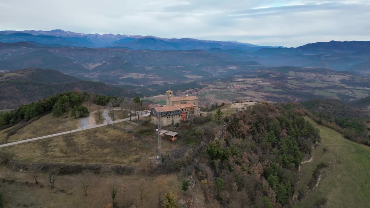 山顶上的圣佩雷修道院被连绵起伏的丘陵和遥远的山脉所包围视频素材