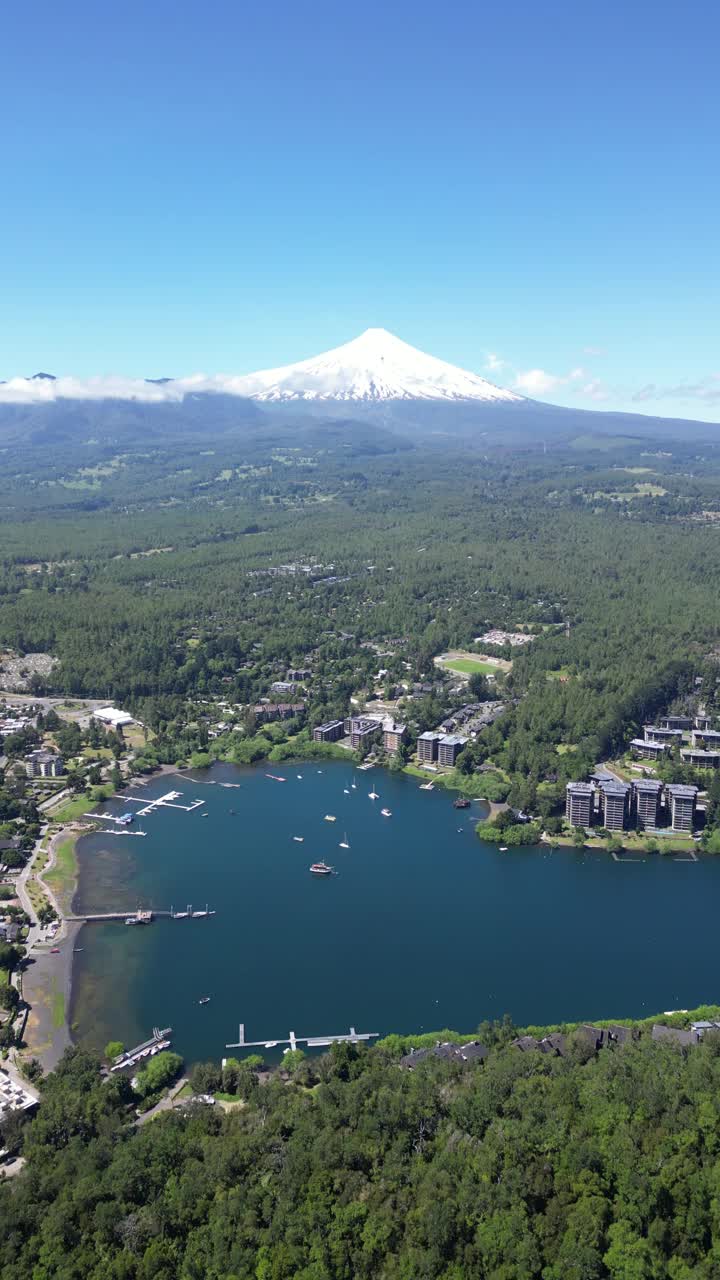 智利比利亚里卡活火山背景下的波孔镇上空的航拍视频视频素材