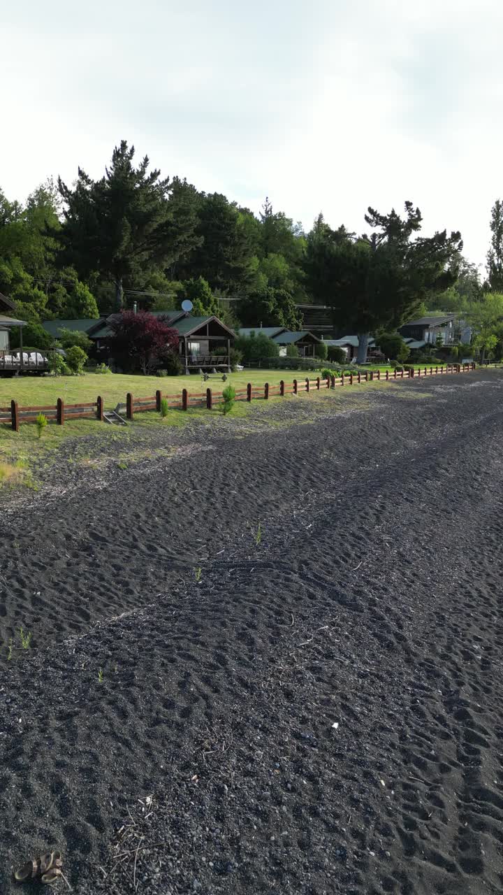 智利比利亚里卡活火山背景下的波孔镇上空的航拍视频视频素材