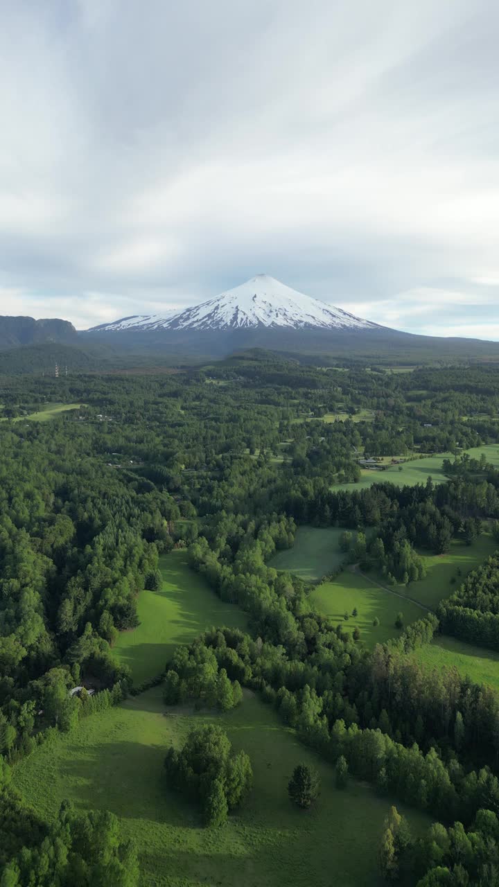 智利比利亚里卡活火山背景下的波孔镇上空的航拍视频视频素材