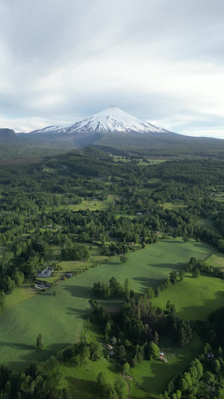 智利比利亚里卡活火山背景下的波孔镇上空的航拍视频视频素材