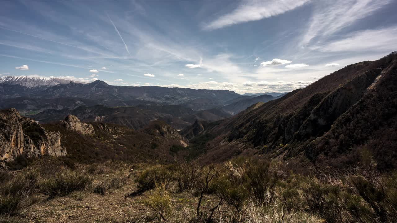 白天拍摄的有山脊和山峰的山谷全景视频素材