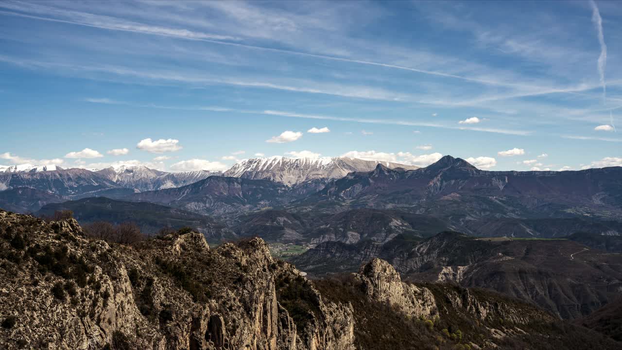 山脉的全景，雪峰和云层在时间流逝中移动视频素材