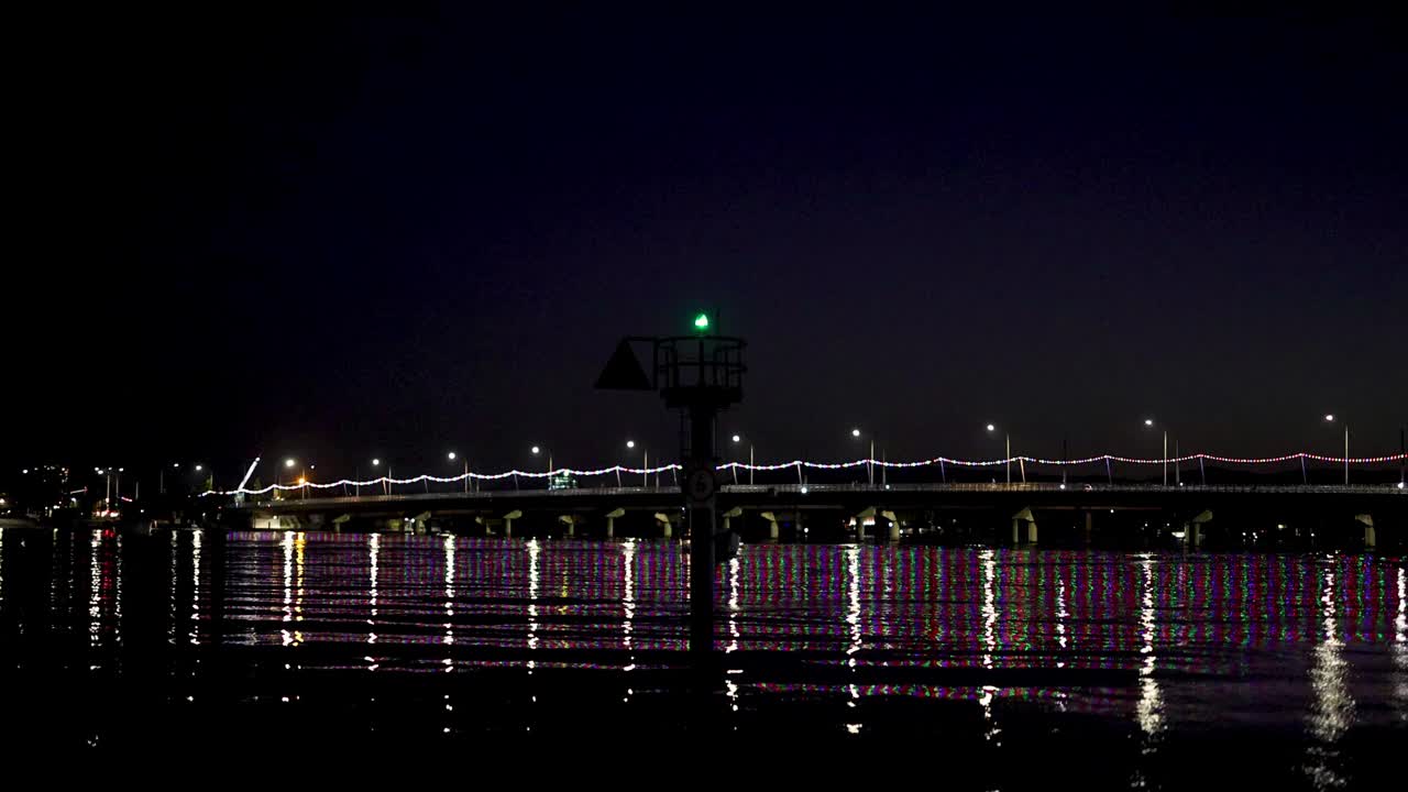 夜间河桥灯光展示视频素材