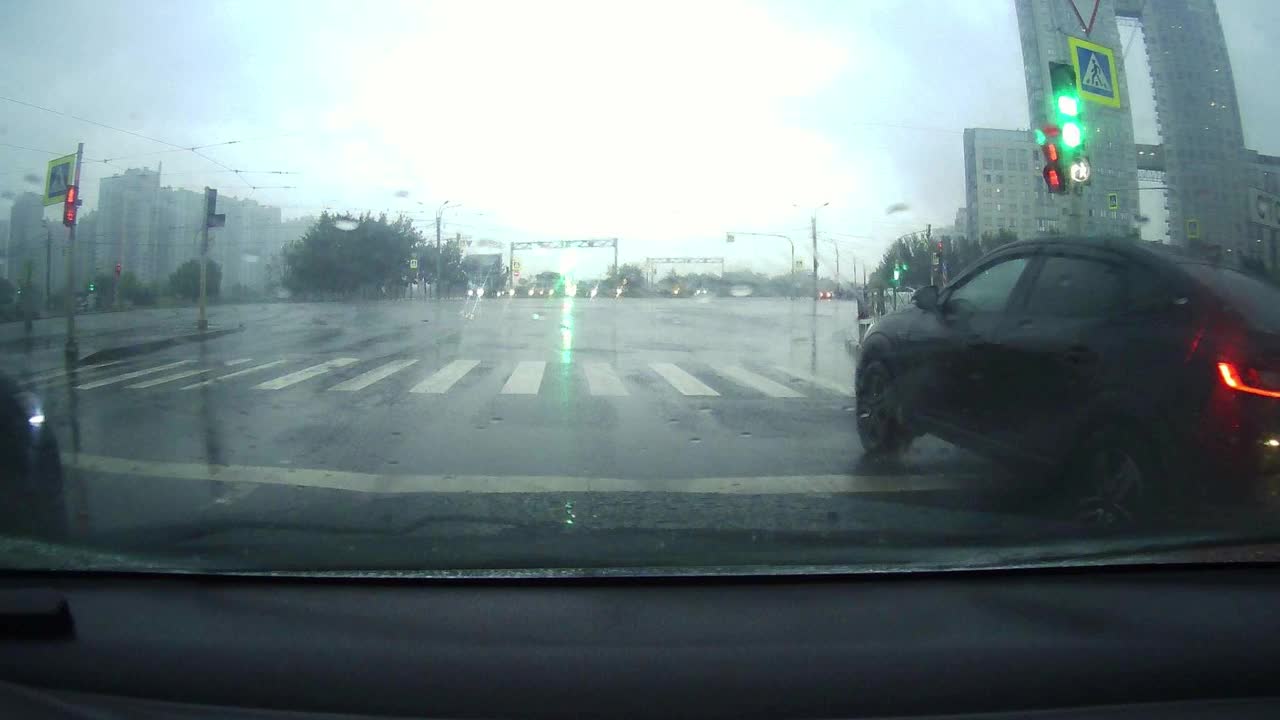 城市里下着大雨，从车上看雨刮器上的街道。汽车的雨刷在雨中猛烈地摆动着视频素材