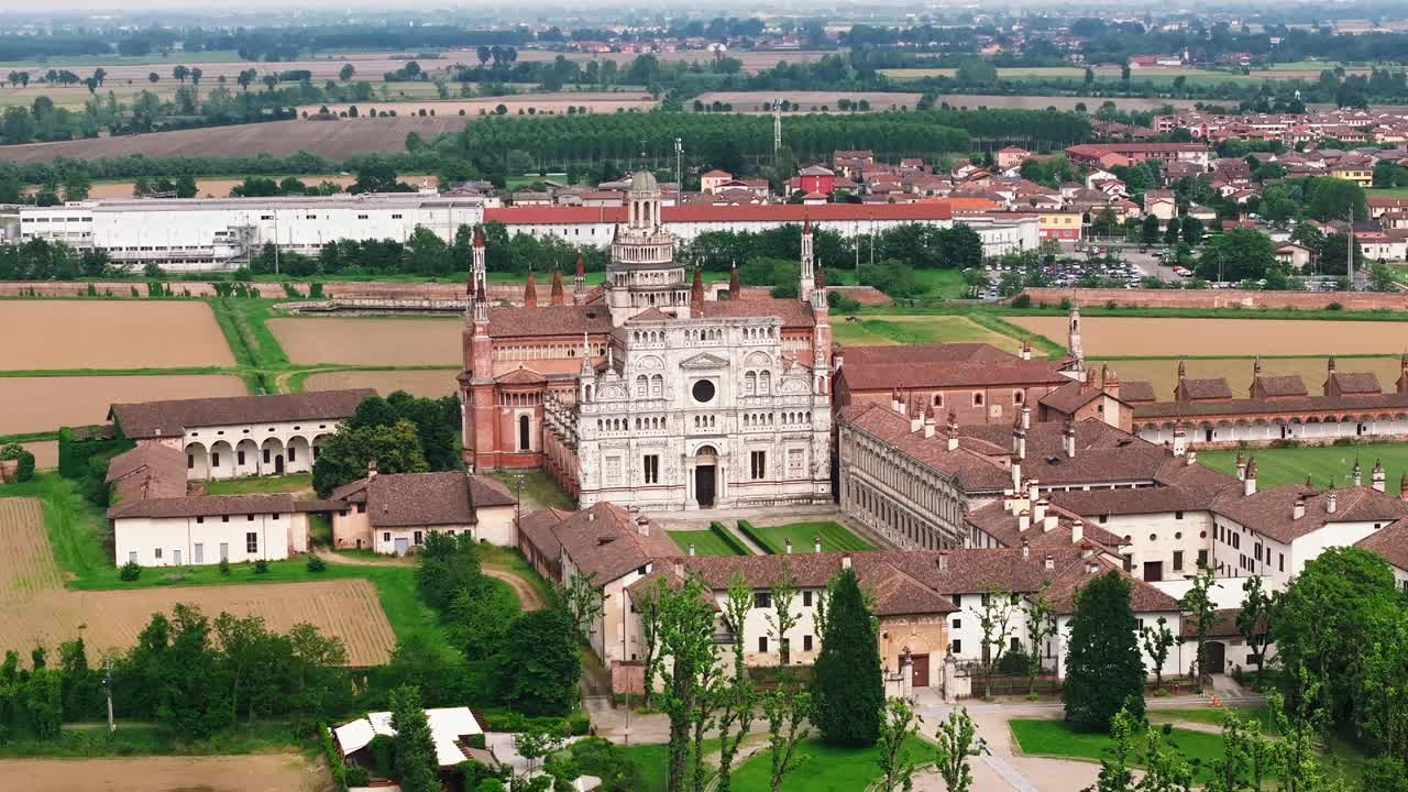 Certosa di Pavia修道院在阳光明媚的日子里的风景视频下载