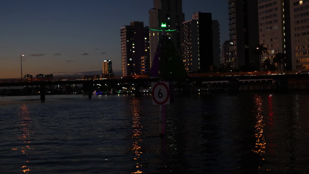 黄金海岸的运河夜景视频素材