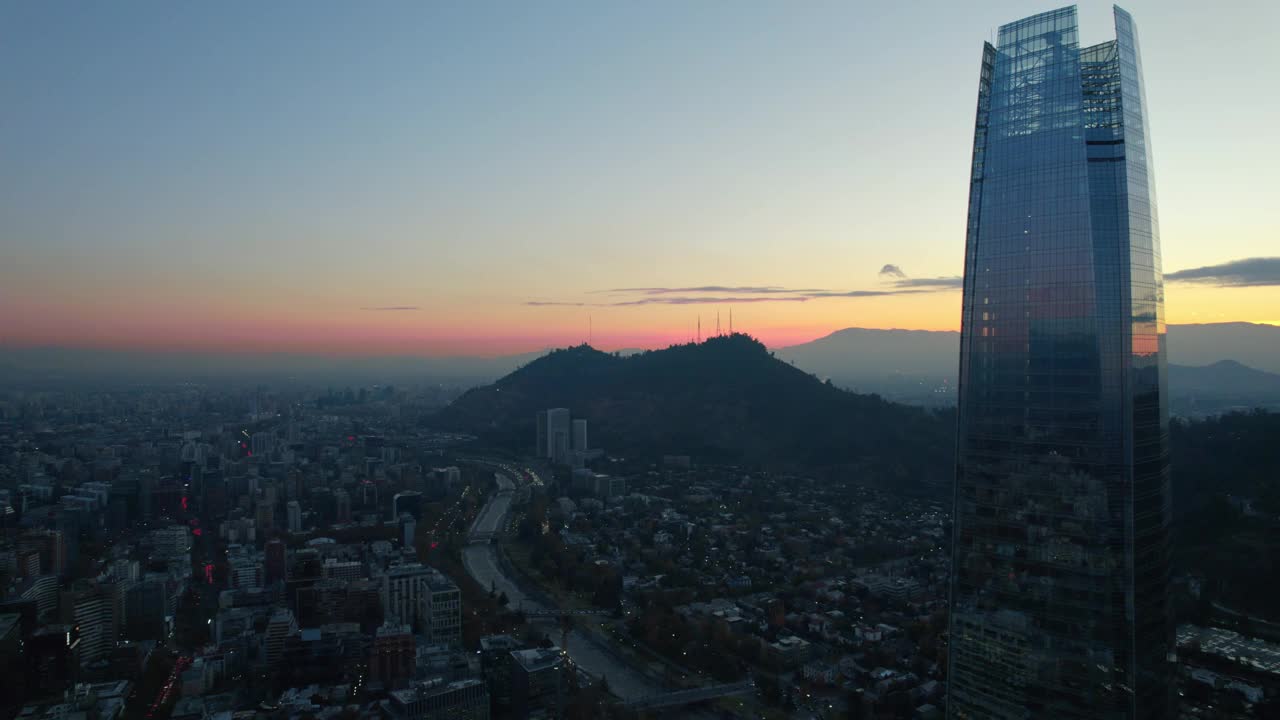 日落安第斯山脉的天际线圣地亚哥德智利市，空中无人机建立拍摄科斯塔内拉和马波乔河视频素材