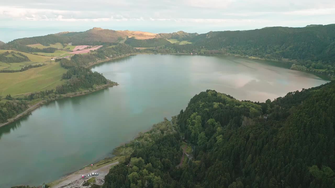 鸟瞰亚速尔群岛圣米格尔岛令人惊叹的富纳斯火山泻湖视频素材