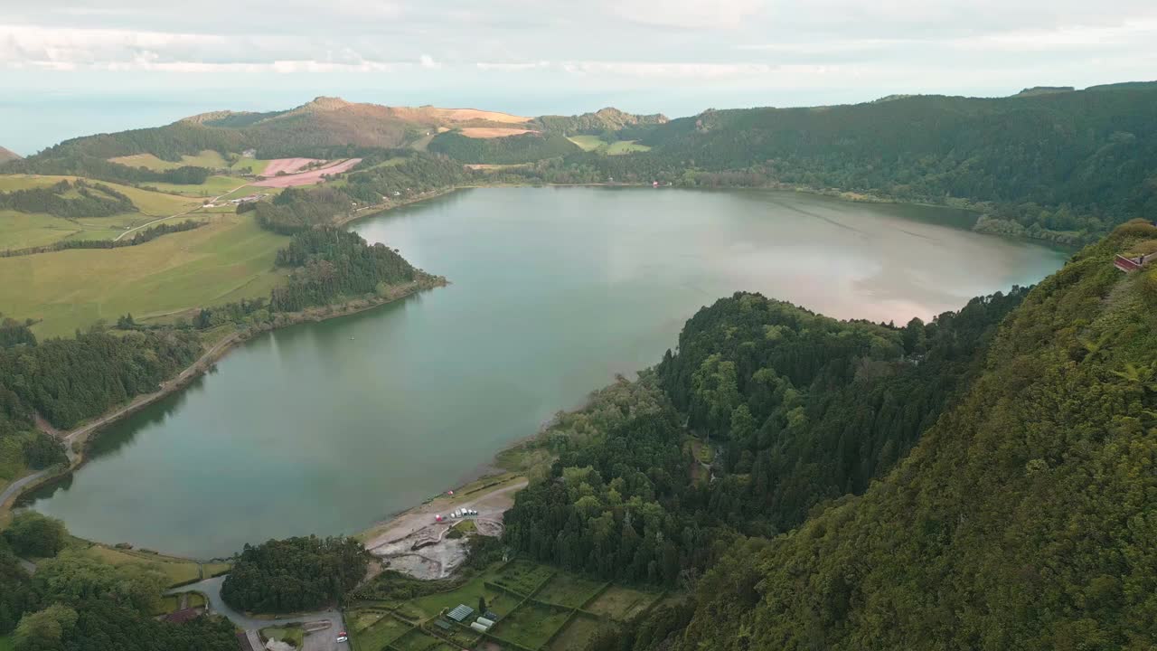 从弗纳斯泻湖向后飞行的无人机揭示了Pico do Ferro的观点，亚速尔群岛的自然风光视频素材