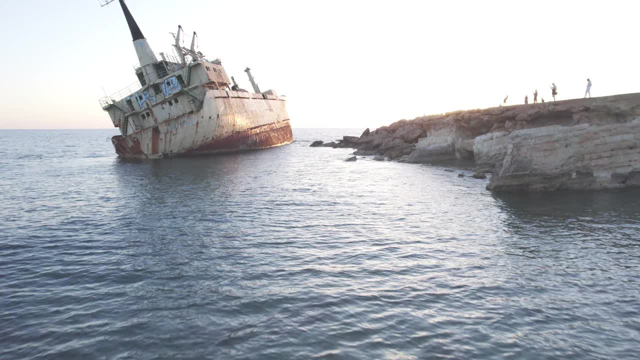 埃德罗三世号沉船在塞浦路斯海岸的壮观鸟瞰图，沐浴在夕阳的温暖色调中。视频素材