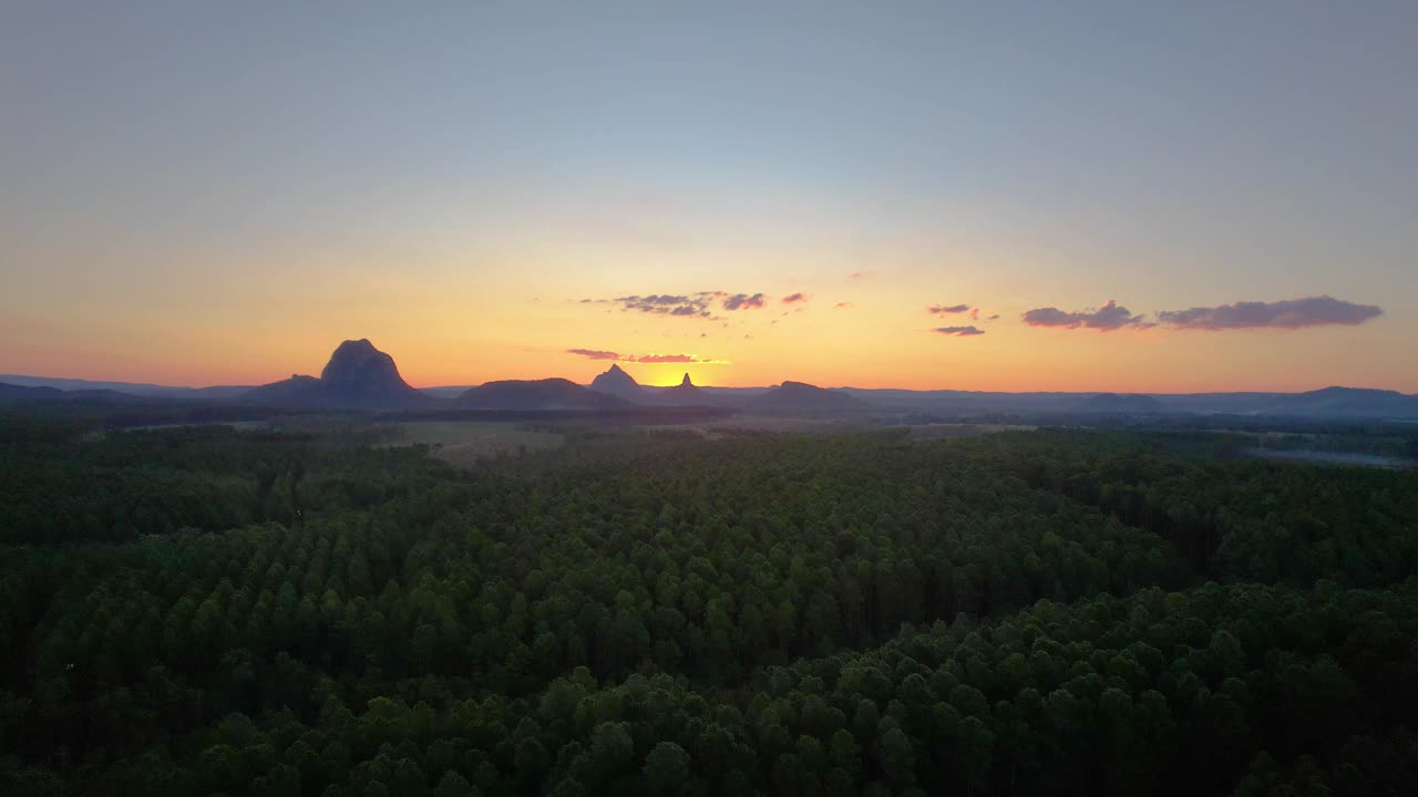 鸟瞰宁静的日落在玻璃屋山，昆士兰，澳大利亚视频素材