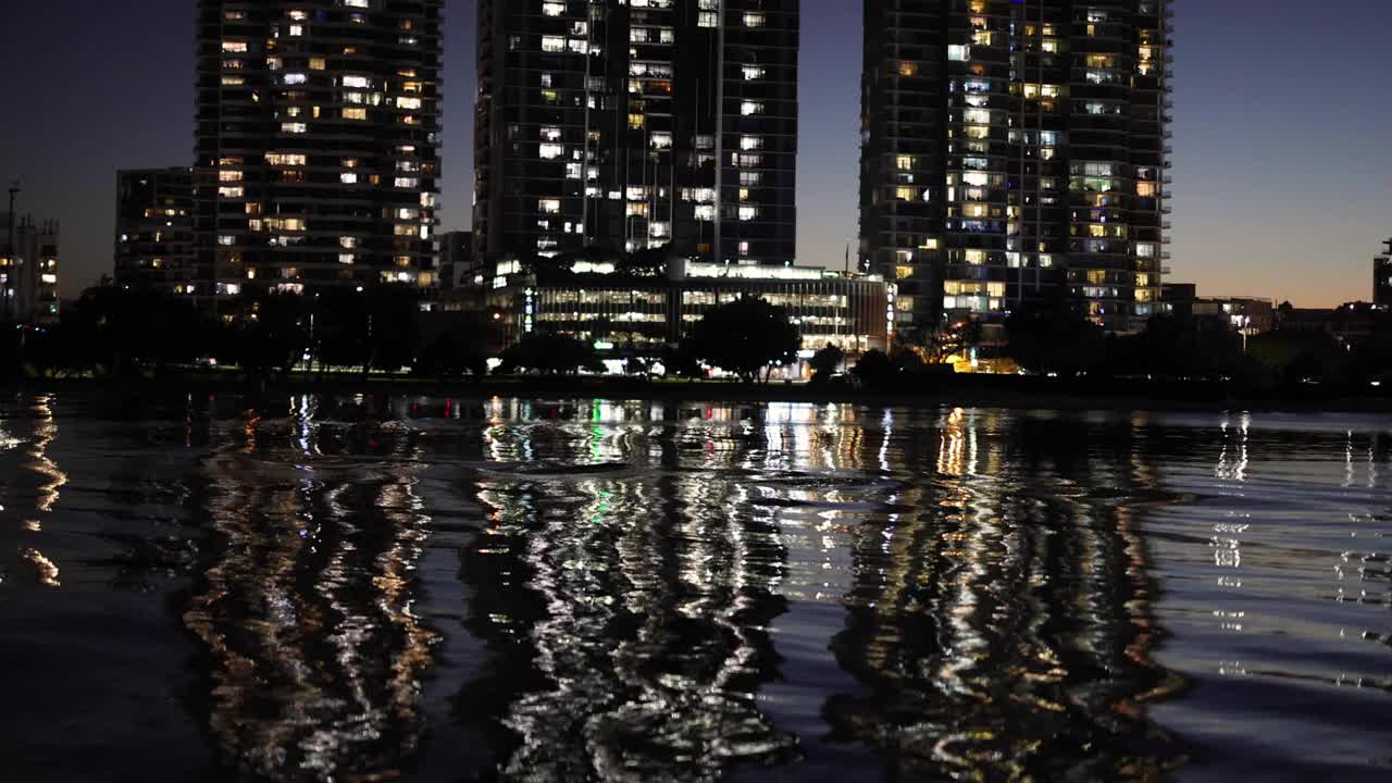 夜间城市景观与河流反射视频素材