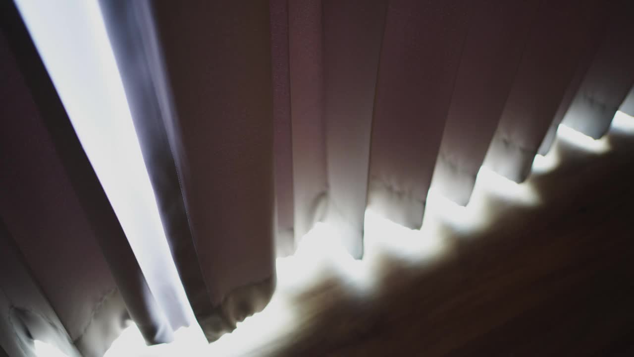 窗帘和阳光。视频下载