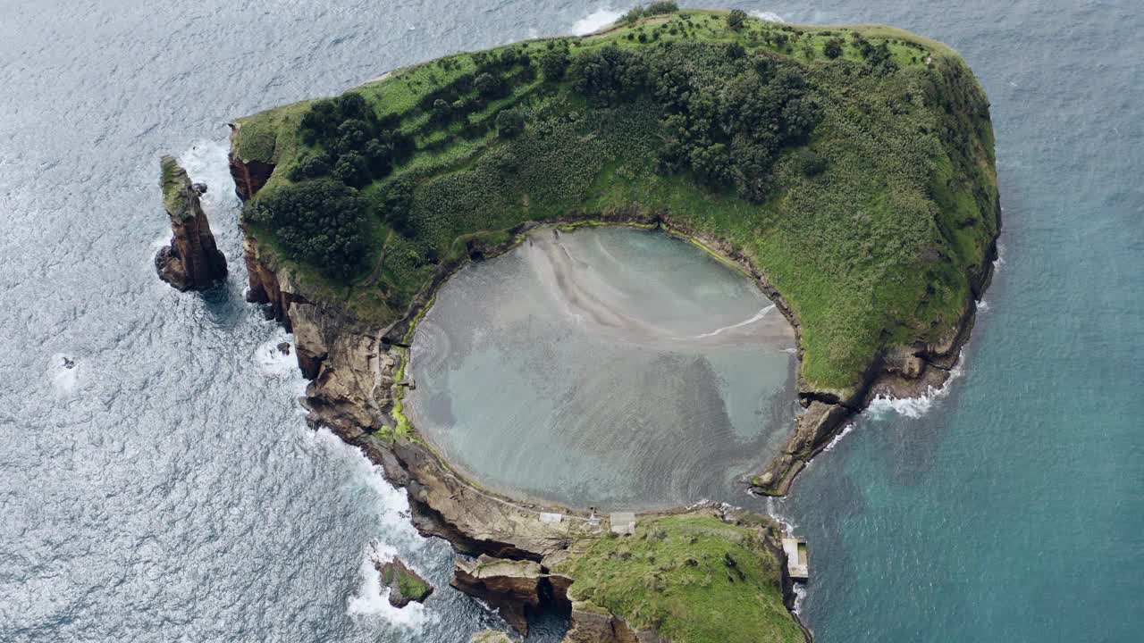 鸟瞰绿色植物，火山口，海洋悬崖，葡萄牙。视频素材