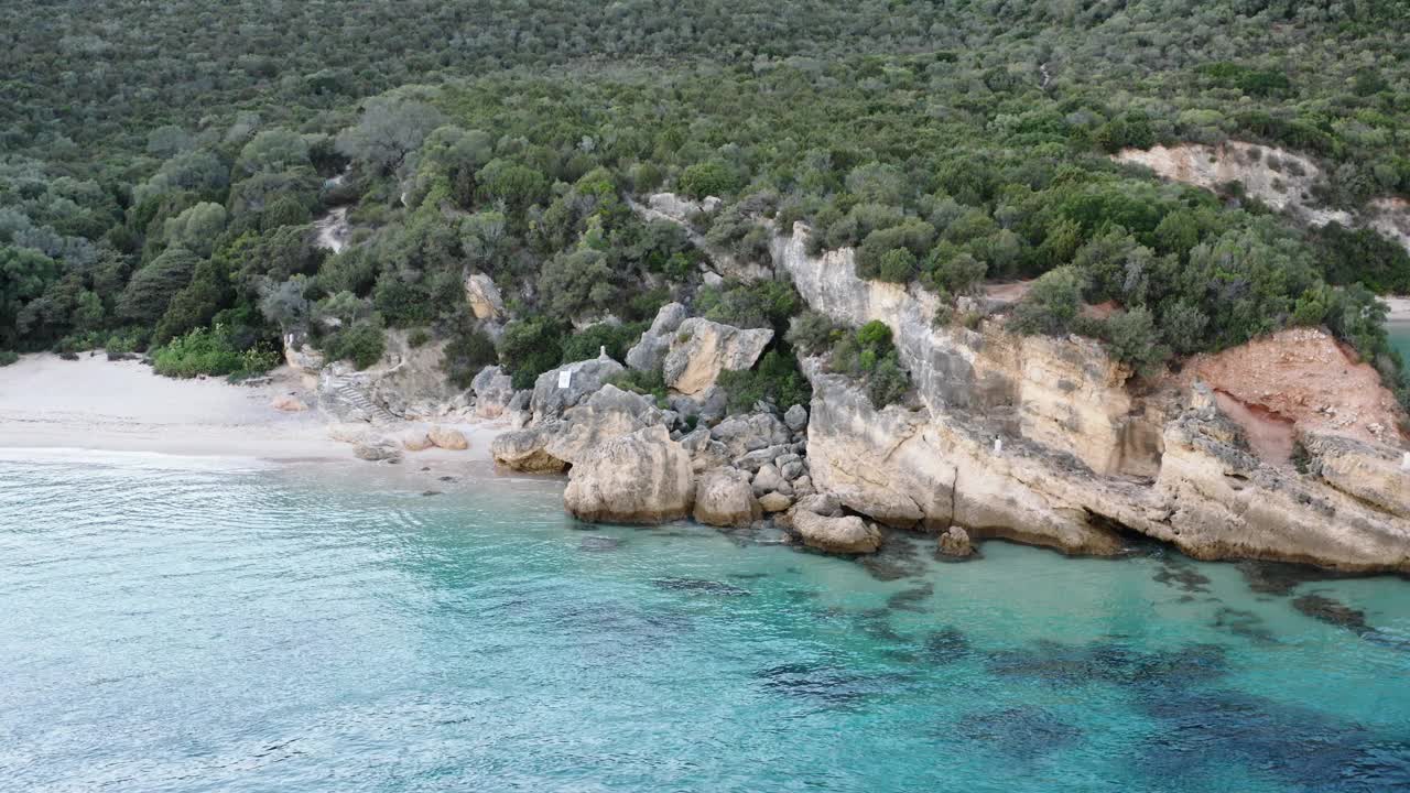 鸟瞰加拉皮诺斯海滩的悬崖、海洋和森林，葡萄牙。视频素材