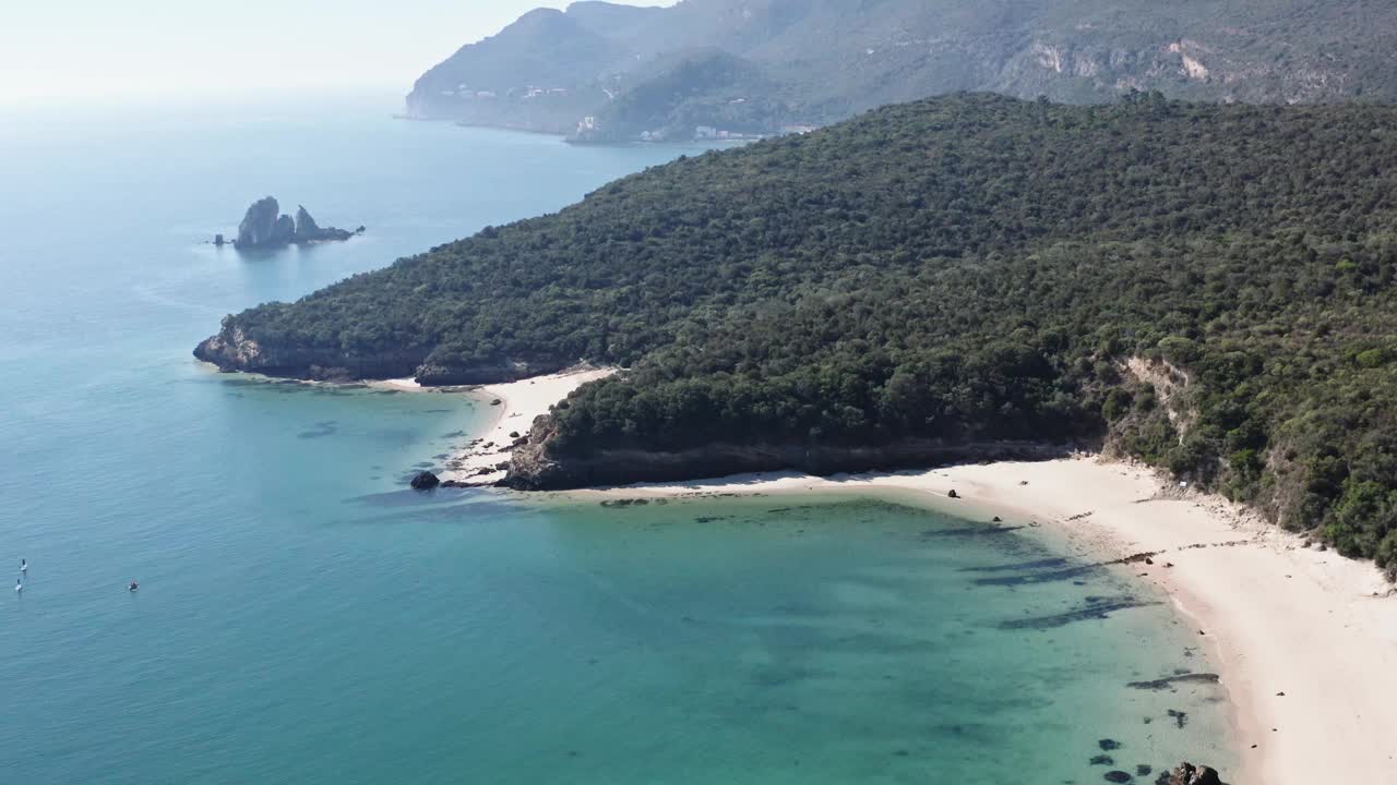 加拉皮诺斯海滩鸟瞰图，蓝色的海水，绿色植物，葡萄牙。视频素材