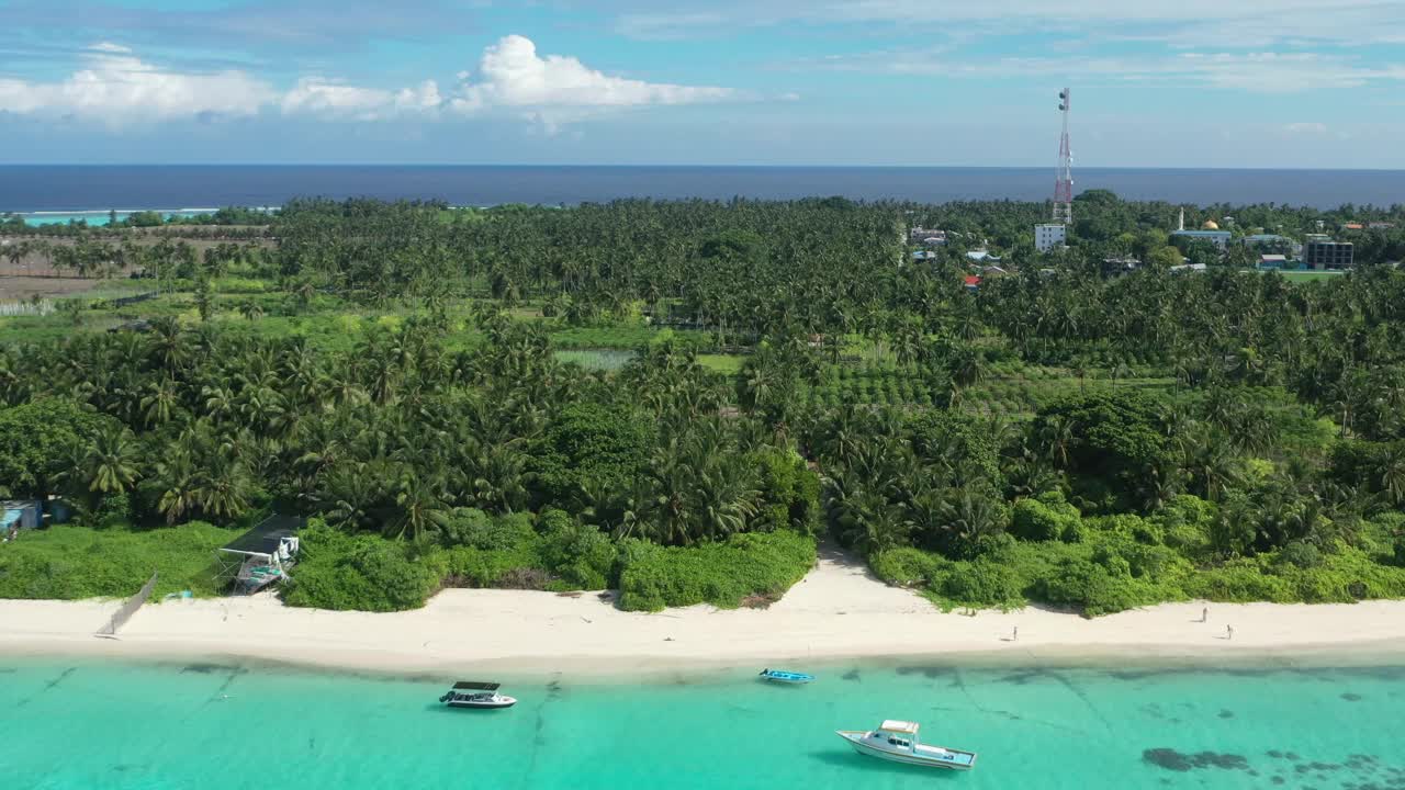 鸟瞰碧绿的海水，白色的沙滩，郁郁葱葱的绿色植物，马尔代夫。视频素材