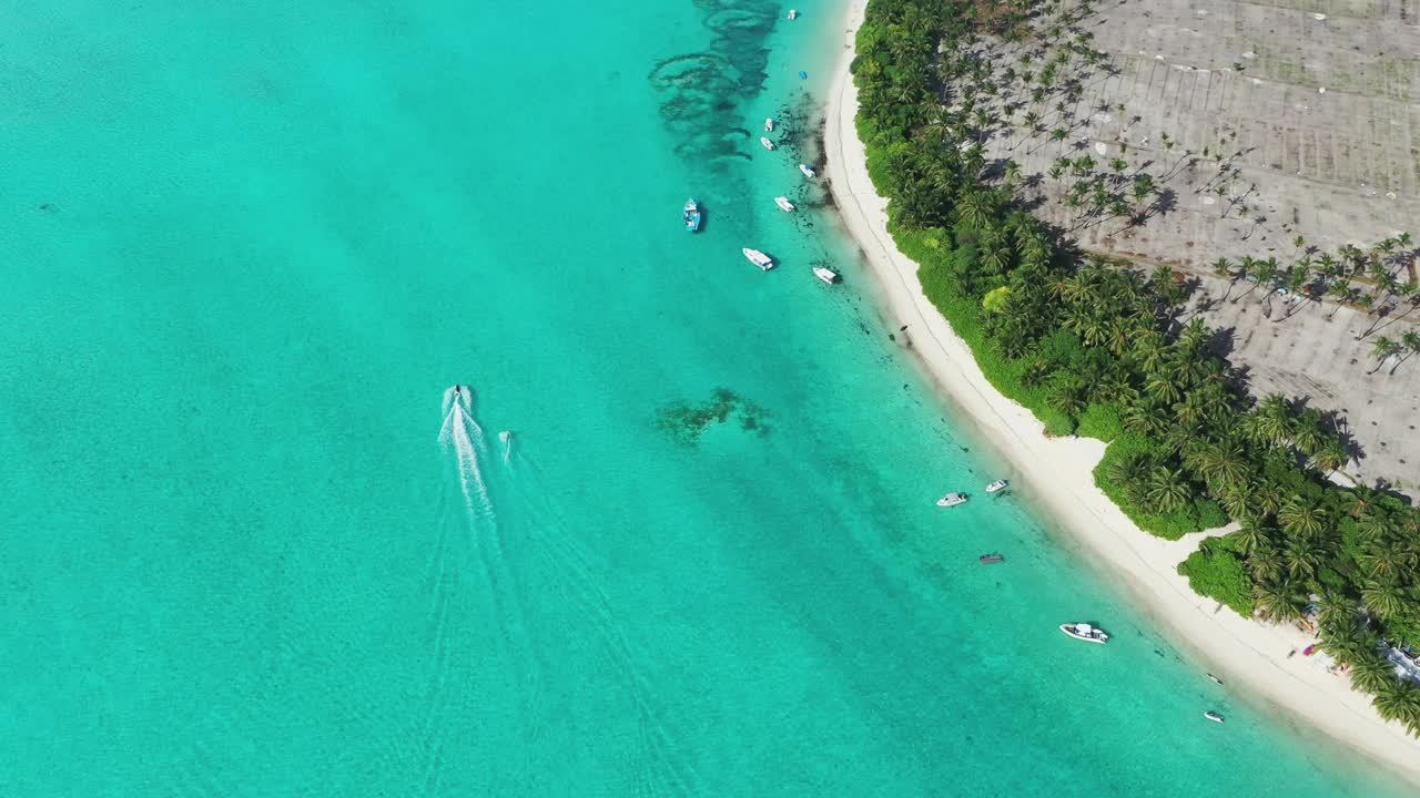 鸟瞰热带海滩和清澈的海洋，马尔代夫。视频素材