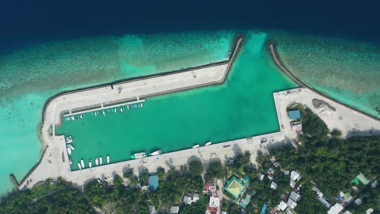 鸟瞰马尔代夫Thoddoo岛碧绿的海水和船只。视频素材