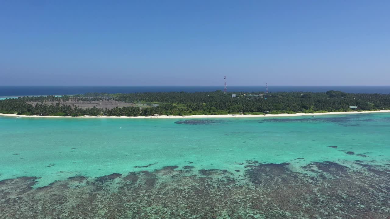 鸟瞰宁静的岛屿与蔚蓝的海洋和珊瑚礁，马尔代夫。视频素材